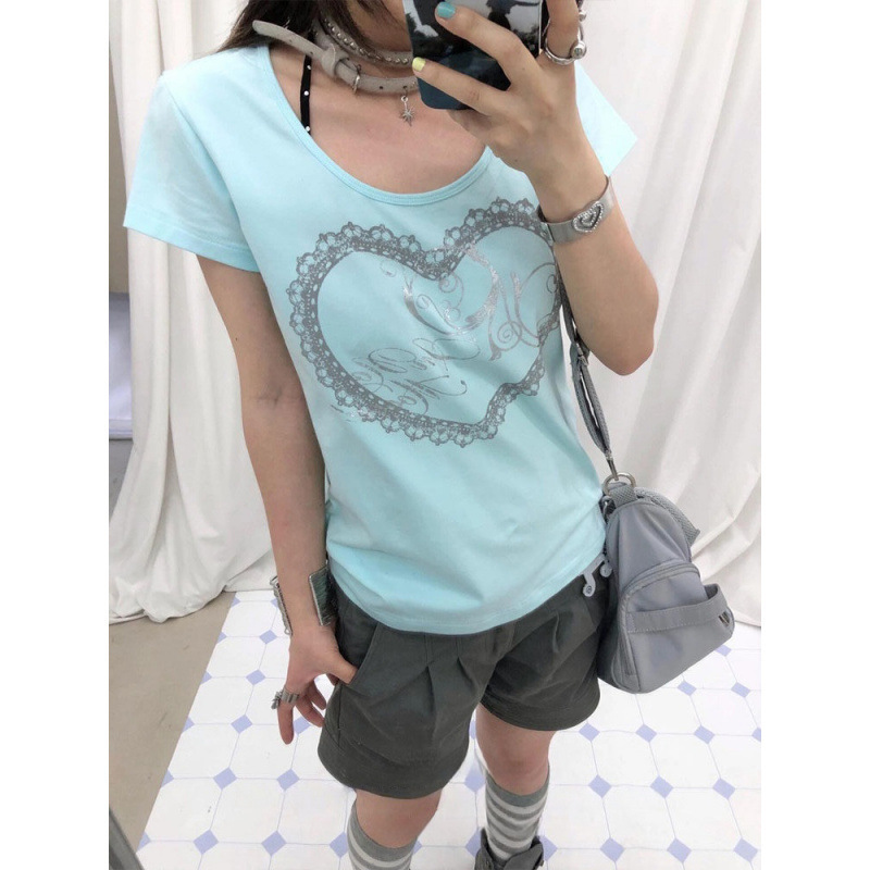 American-style lace print with fancy font and silver foil design, large round neckline, regular shoulder, short-sleeved T-shirt, slim-fit top for women American-style lace print with fancy font and silver foil design, large round neckline, regular shoulder, short-sleeved T-shirt, slim-fit top for women