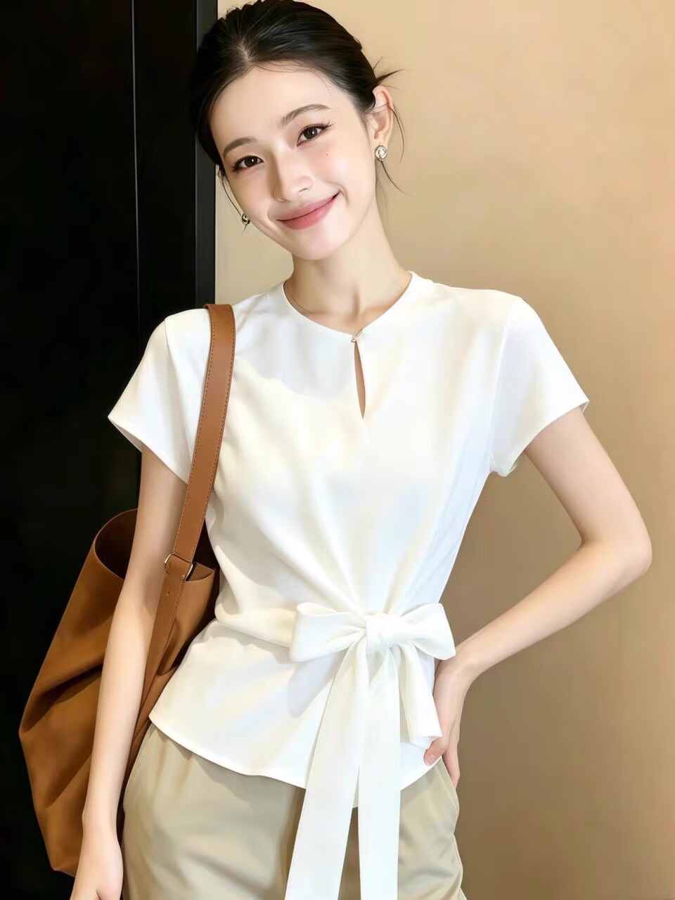 Áo sơ mi nữ trắng dây buộc nơ bướm eo, tay ngắn, phong cách trẻ trung — màu trắng