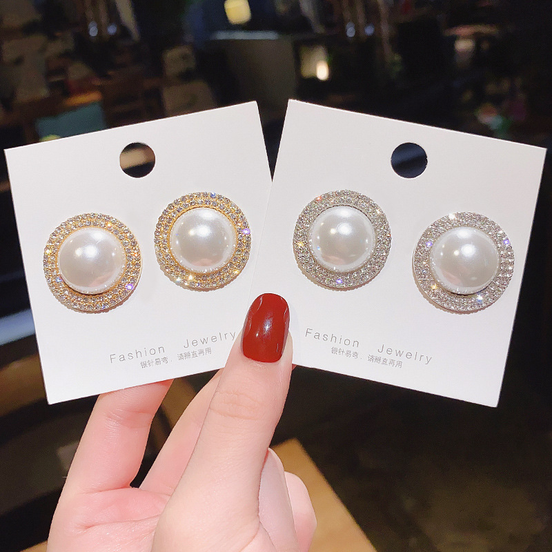 Minimalistic summer earrings pearl