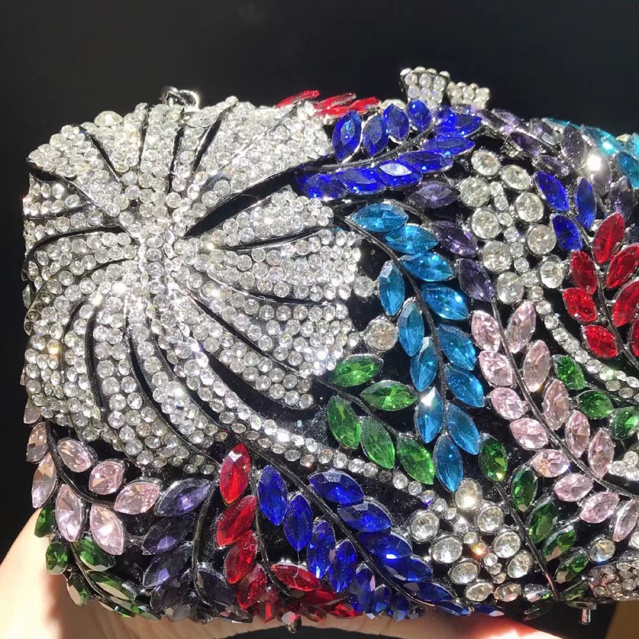 Túi clutch dạ hội đính kim cương hoa dâm bụt, cầm tay kim loại rỗng — Đế Vàng Kim Cương chi tiết 6
