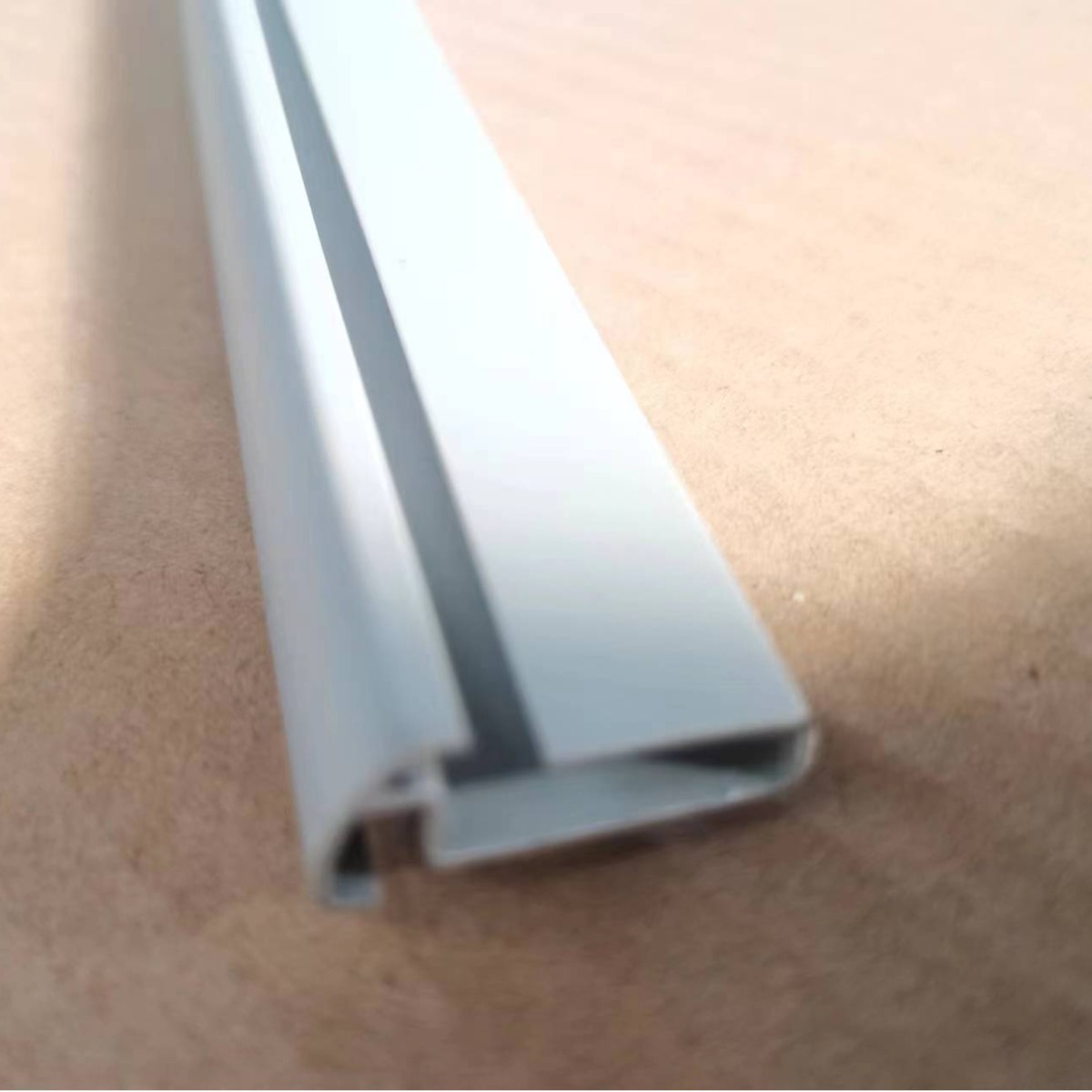 鸡西市双色共挤 PVC 异型材 灰白双色塑料挤出型材装饰卡槽塑胶条