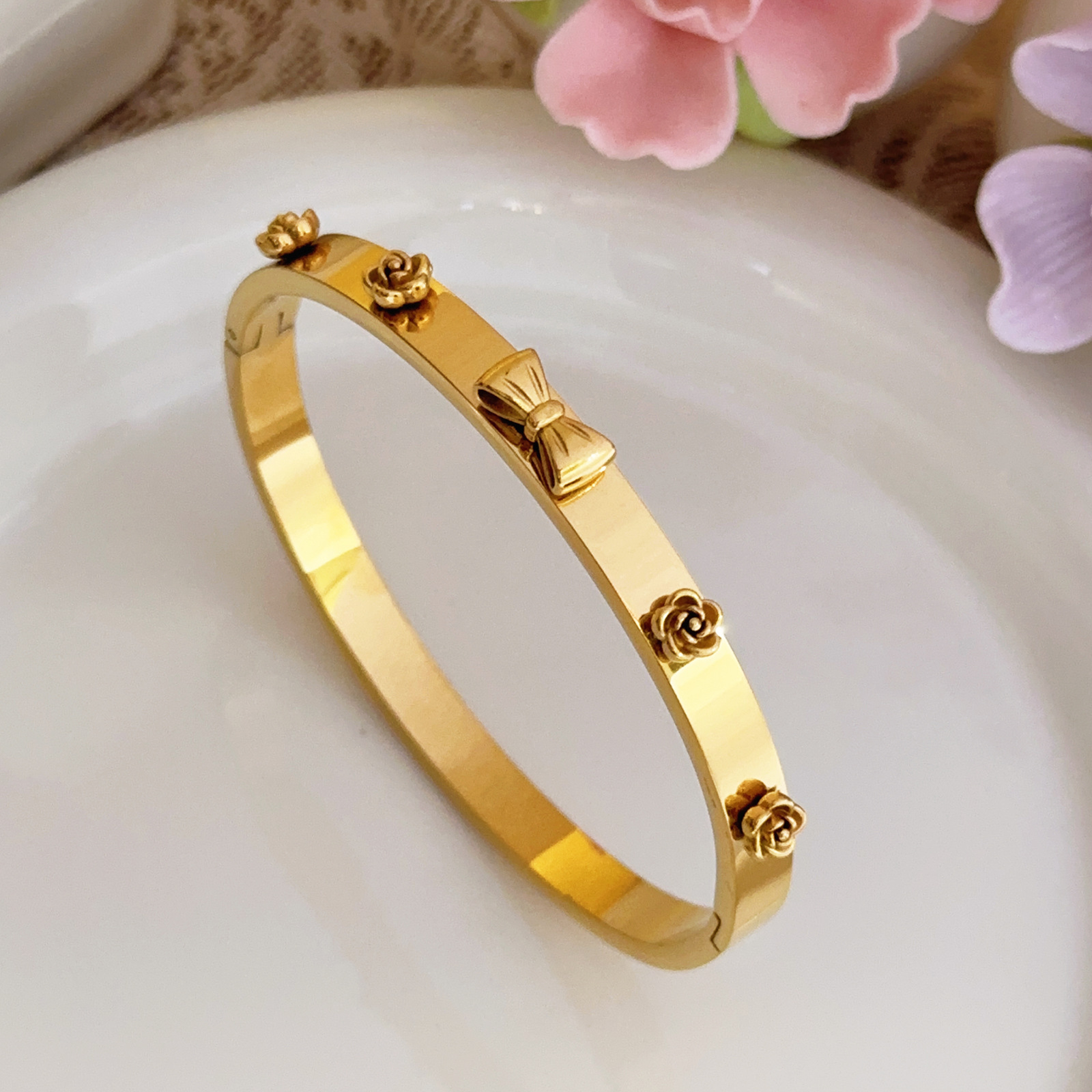 Pulsera de acero de titanio exagerada europea y americana, pulsera de lazo, pulsera de flor dorada de nicho, pulsera de hip-hop geométrica de oro de 18k