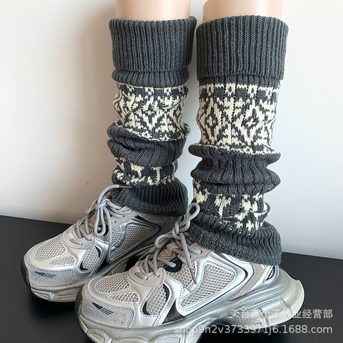 White socks for women—autumn and winter warm chunky knit socks, Y2K-style leg warmers, long tube socks that slim the legs, perfect for snow boots.
