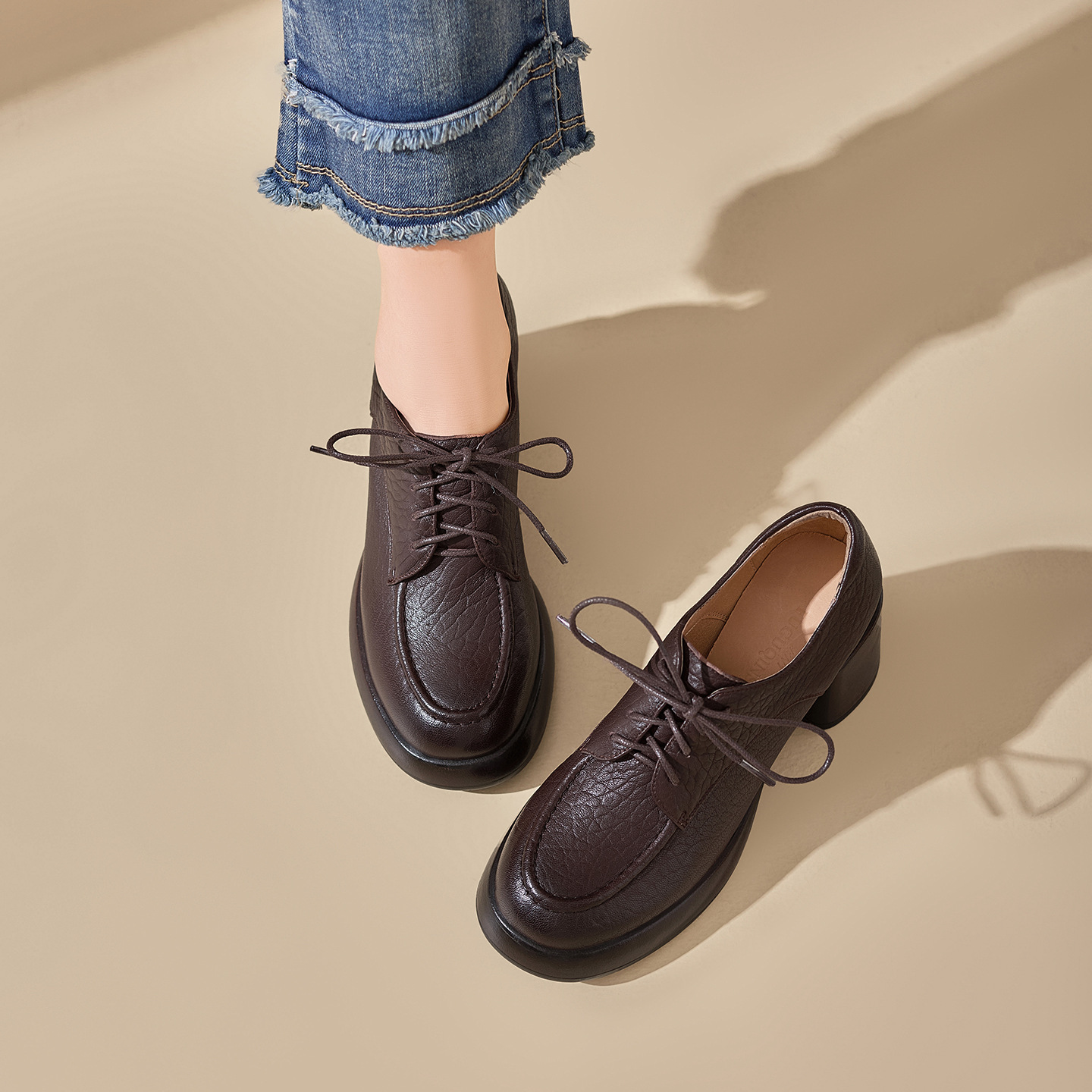 Giày cao gót nữ mũi tròn bít phong cách Anh quốc, gót 7.5 cm, dây buộc, da bò mềm — màu nâu
