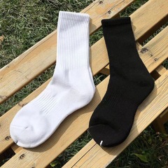 夏の純色は黒と白の男女のスポーツの高いストッキングのシンプルな綿の柔らかい男性の靴下の諸及び靴下業の卸売りになります。