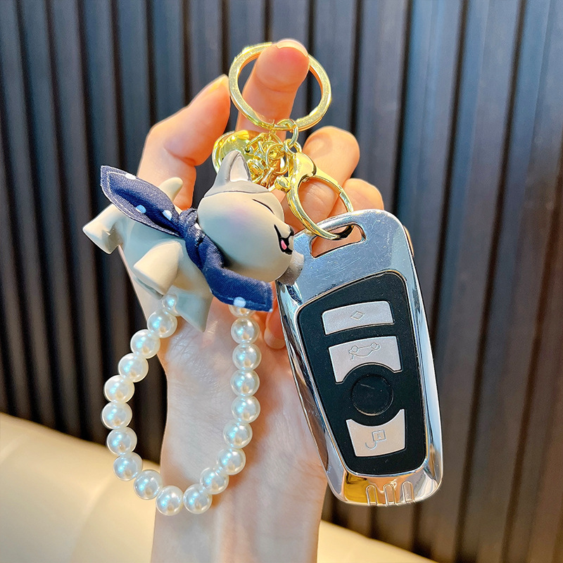 Cadena de perlas resina gato llavero muñeca de dibujos animados llavero colgante bolso colgante colgante máquina de agarre pequeño regalo al por mayor