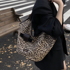休闲大容量豹纹包包2025新款通勤百搭女士单肩包松弛感手提托特包