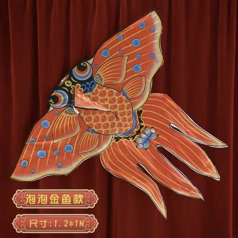 赤ちゃんの歳の贈り物は凧の道具を配置します。|undefined