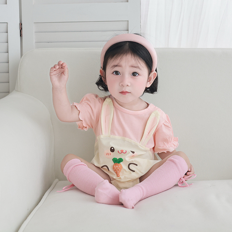 赤ちゃんのお尻の服の夏の薄いタイプの新生児の赤ちゃんの半袖の三角の服のかわいい大根の超萌えの外出の服