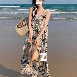 新款吊带高级气质外穿2024夏季感质感法式水墨画沙滩连衣裙碎花女