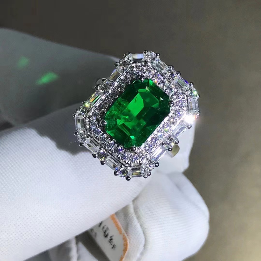 Anillo de esmeralda cultivado colombiano de lujo ligero de 2,51 quilates de oro 9 quilates con anillo de diamante de alto carbono