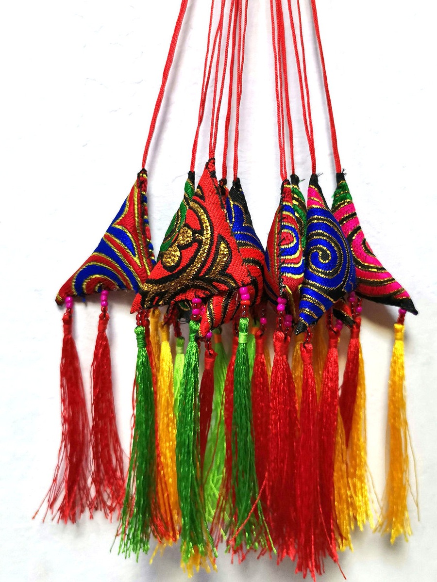 四川凉山彝族绣包手工艺品特色民族手绣香包挂件车挂件三角包饰品