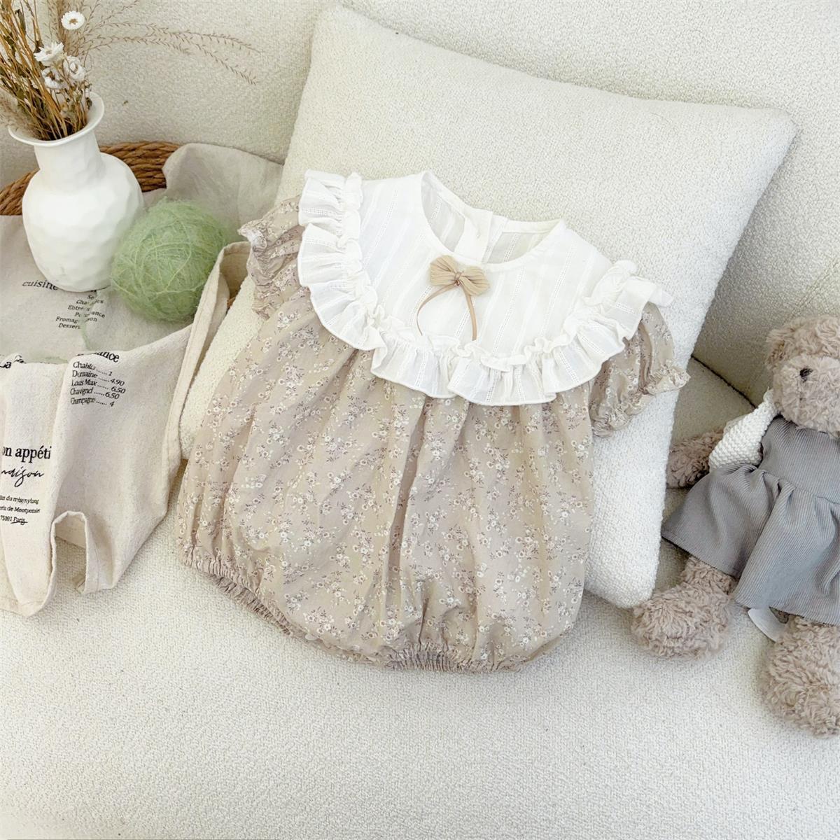 Verano para bebés nuevo estilo mampara de manga corta con costuras florales, ropa de salida para bebés y niños pequeños, ropa de pedo para bebés lindos