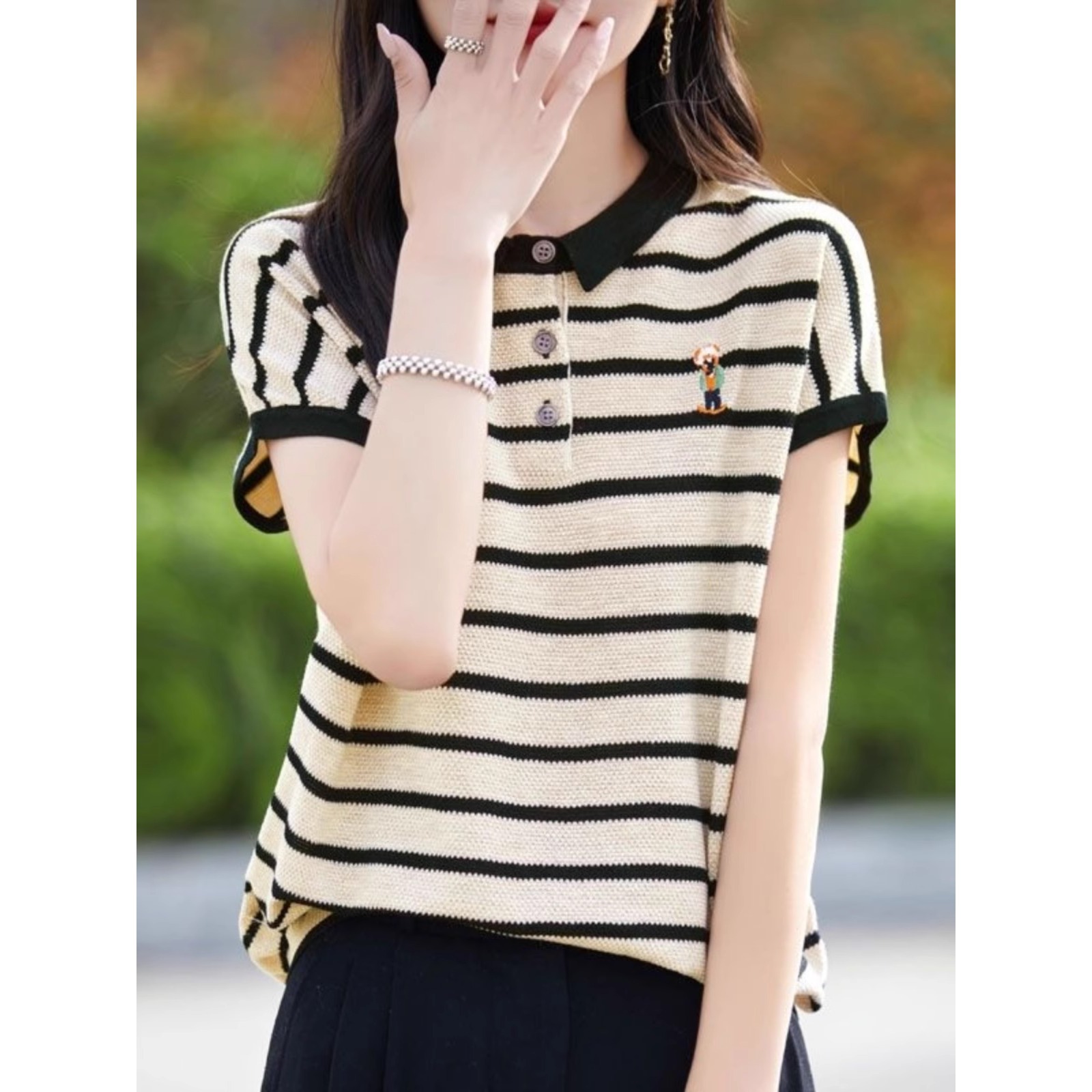 Áo thun nữ ngắn tay kẻ sọc cổ POLO dệt kim form rộng tôn dáng — Màu đen