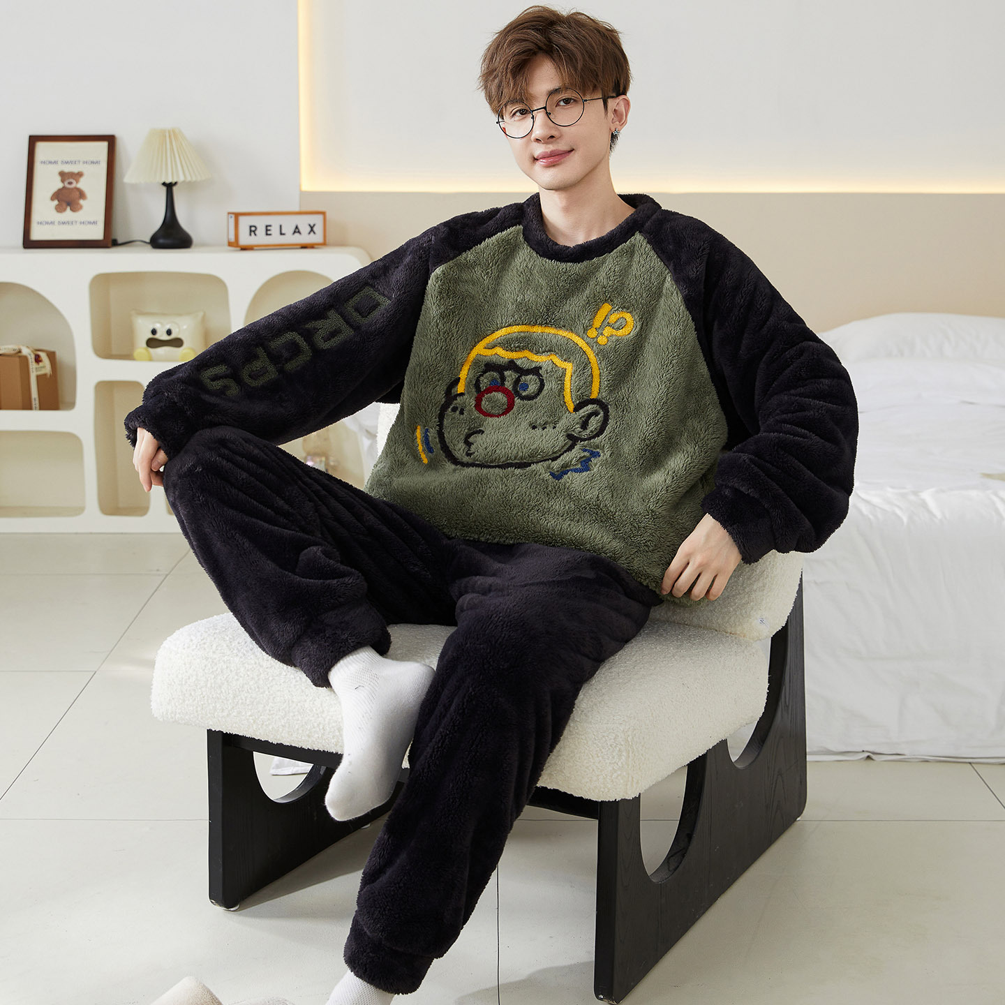 2025 pijamas casuales de coral camisa de dibujos animados juveniles estudiantes de franela para hombres set de ropa de casa