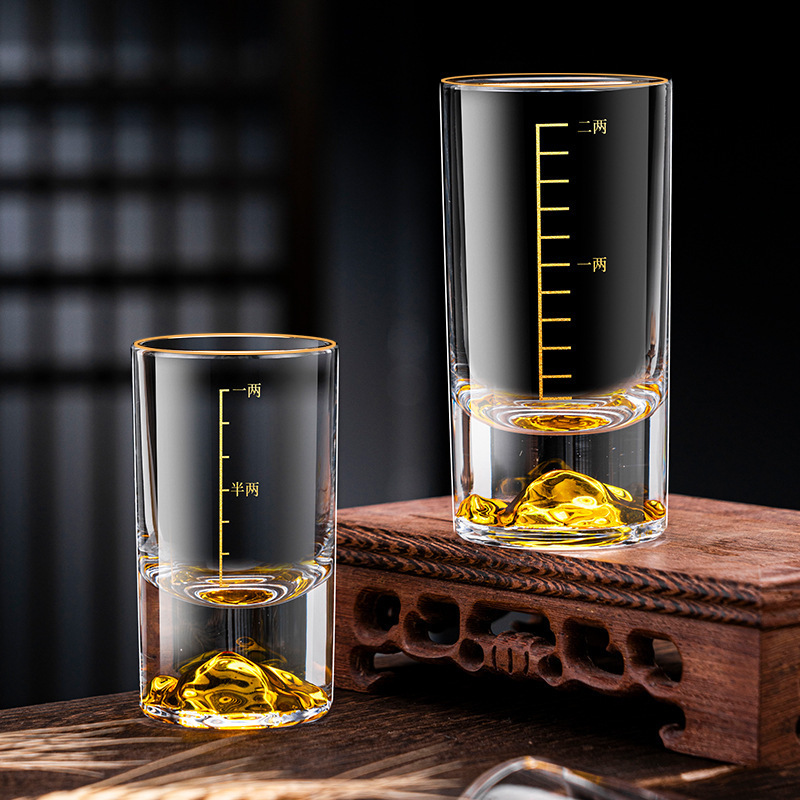 Taza de licor de alta calidad pintada de oro con dos tazas de licor de Jinshan con una escala doméstica de dos tazas de licor de montaña azul dispensador de vinos de vidrio conjunto de vinos