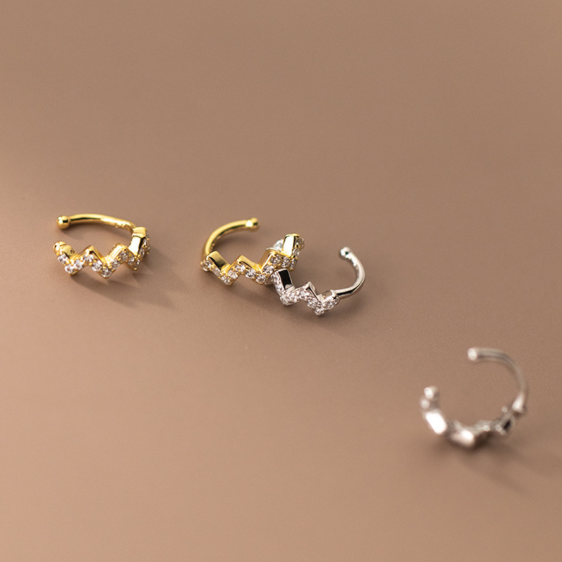 Fashionable wavy ear clips