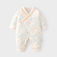新入生の赤ちゃんは綿を挟んで体をつないで服を着ます。