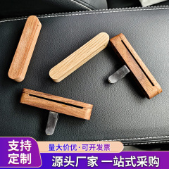 車の噴出口の香薫は木製のペンダントを挟んでいます。