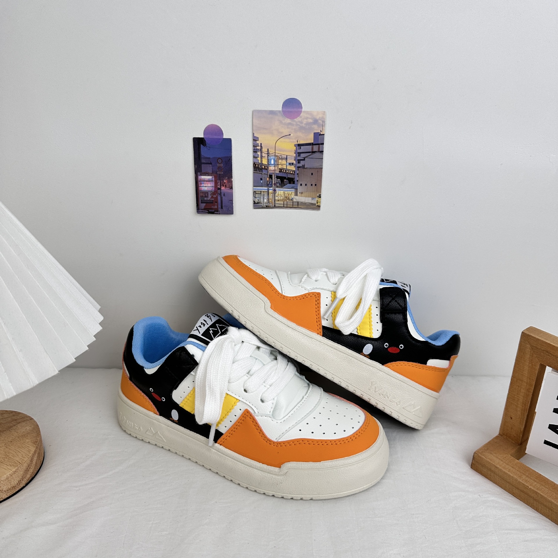 Estilo de campus zapatillas de deporte casuales para mujer 2025 primavera zapatos chic de todo fósforo zapatos blancos de suela gruesa zapatos de graffiti para estudiantes retro image 7