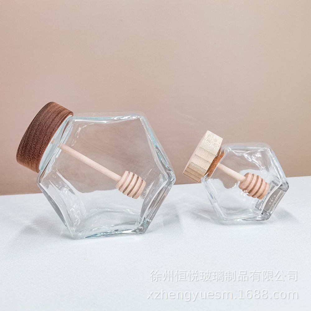 工厂新款六角形蜂蜜玻璃瓶竹盖 六棱形带蜂蜜搅拌棒竹木盖子