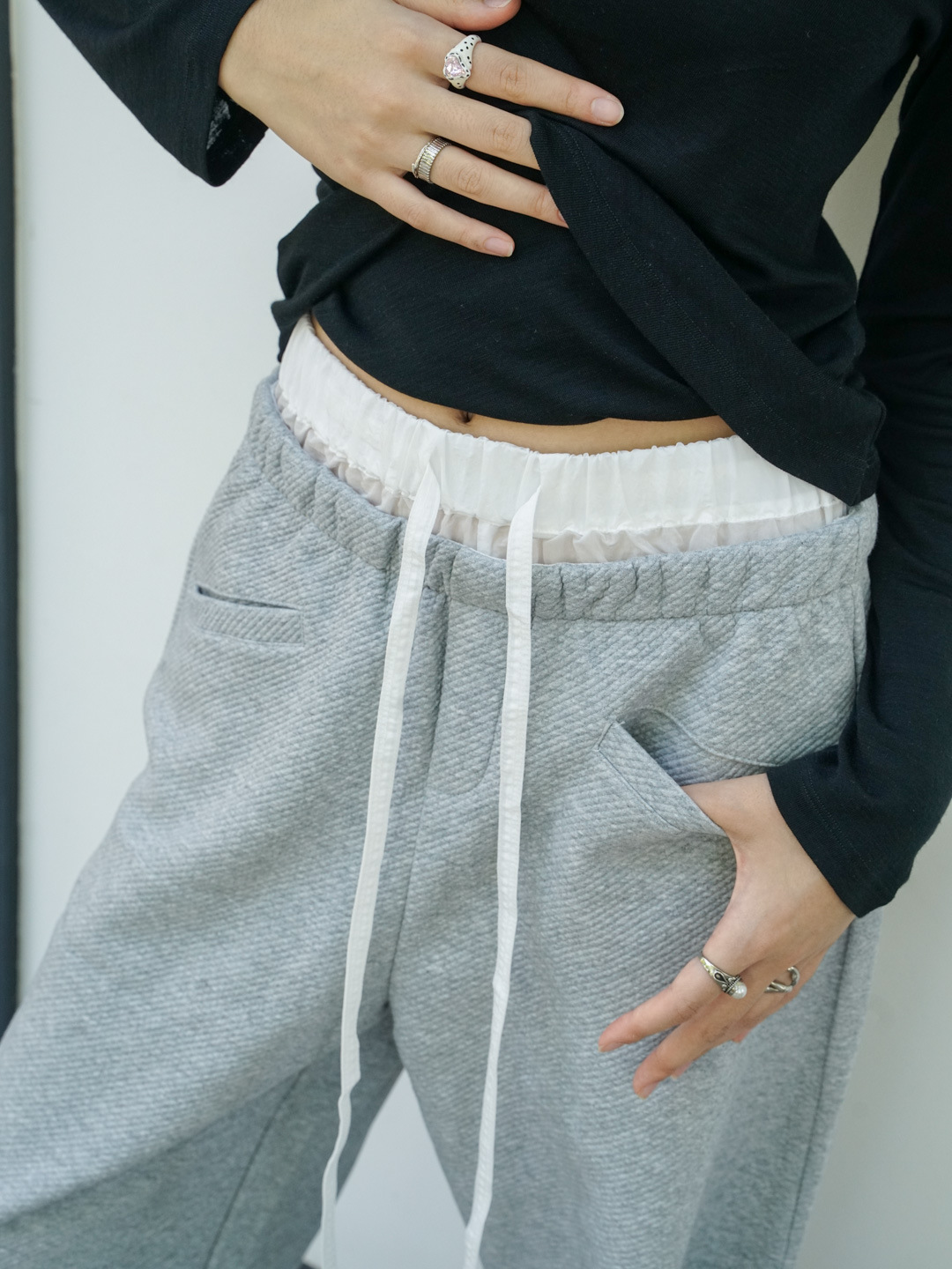 Doble cintura cabeza de color contrastante cuerda de dibujo pantalones deportivos casuales de mujer sueltos delgados pantalones de textura banana de pierna ancha 4503 image 3