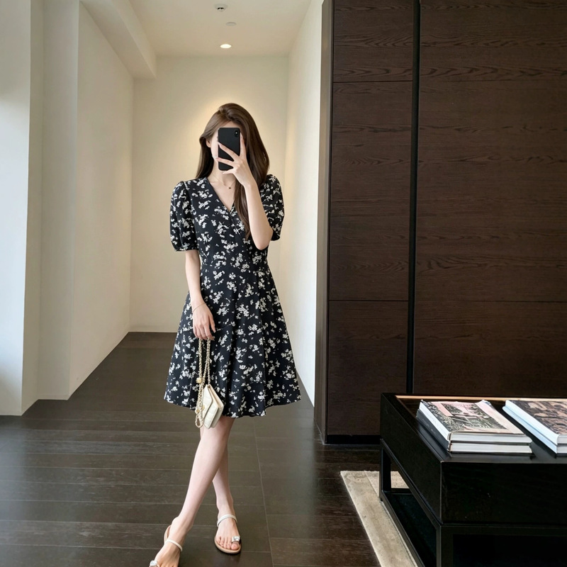 Elegant One-Piece Printed Dress, Slim-Fitting, Mid-Length Floral Dress for Women, New for Summer 26 Elegant One-Piece Printed Dress, Slim-Fitting, Mid-Length Floral Dress for Women, New for Summer 26
