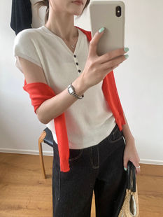 Корея департамент малого легкие манжеты Половина breasted V -neck вязание короткий рукав Футболка женская 2026 лето Плечо плечо тонкий Добираться темперамент куртка