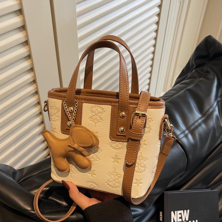 Bolso de mano popular para mujeres 2025 nuevo bolso de cubo de agua de textura casual versátil de alta calidad bolso de hombro