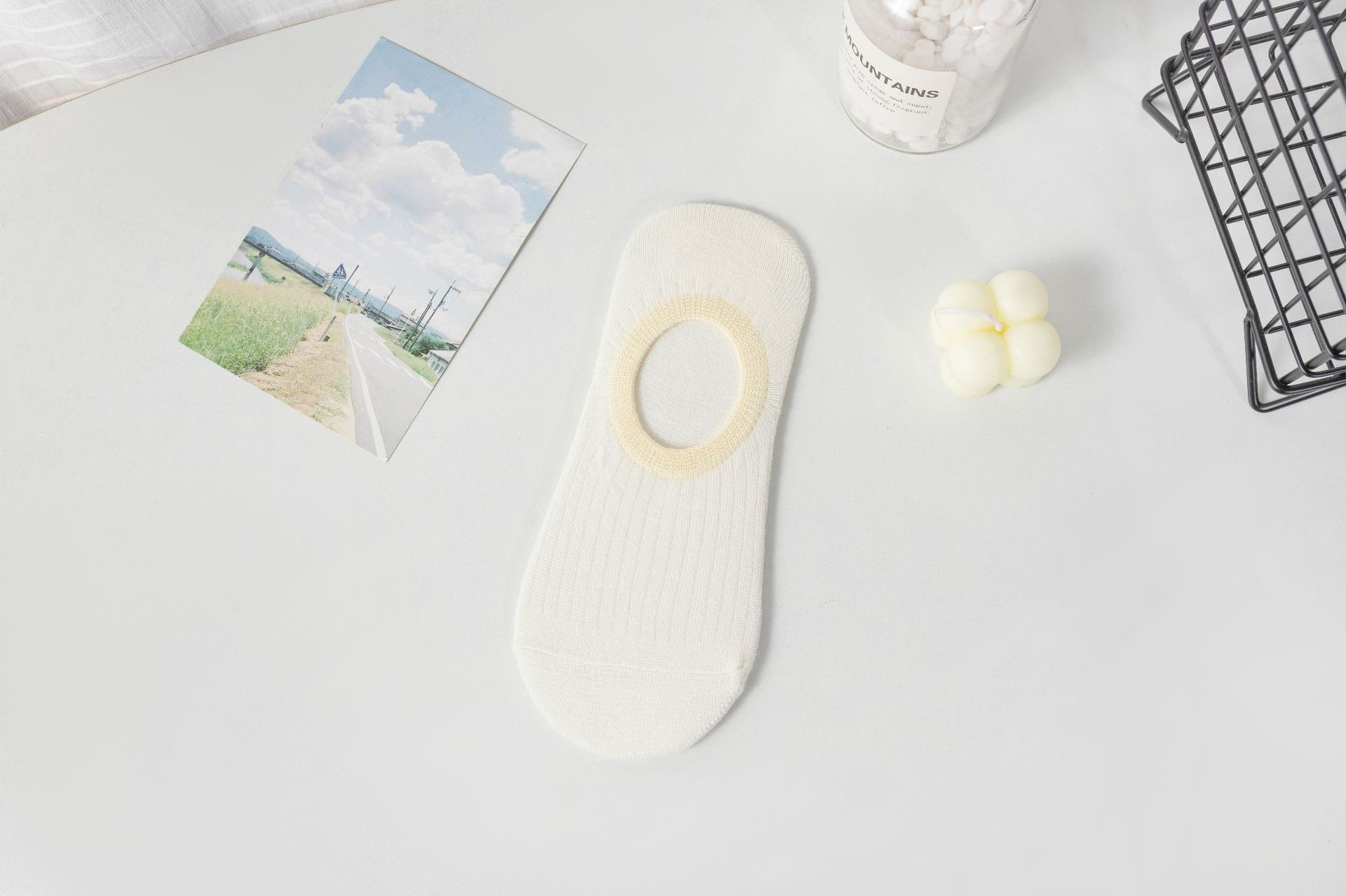 흰색 배경에 노란색 Luokou