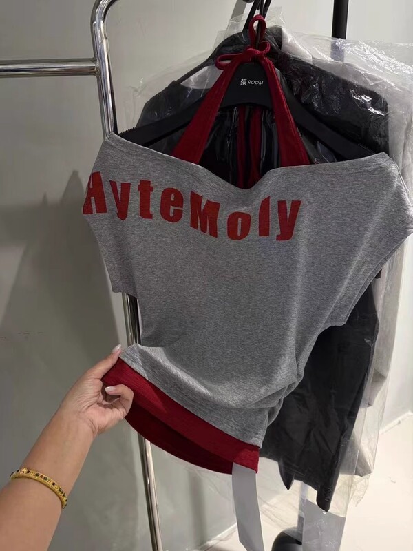 ホットガールワンショルダー半袖Tシャツ女性用2025夏新作フェイクツーピースホルターネックスリムフィットオフショルダートップイン|undefined