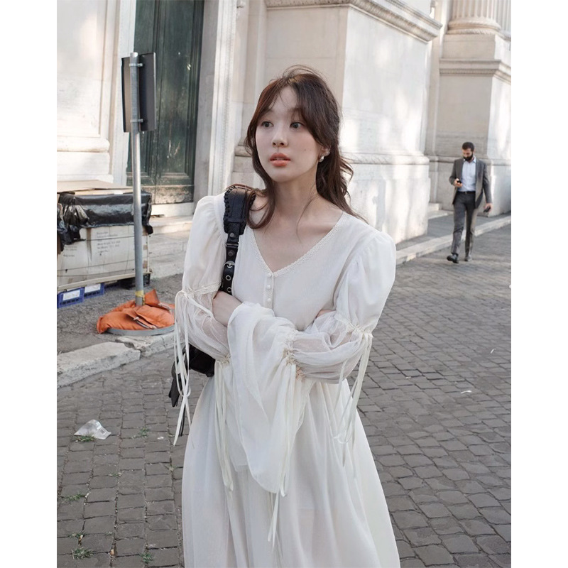 In-Stock Korean-Style Long Dress with a Unique Design, Flared Sleeves, V-Neck, Tie-Up Fairy Dress, New Spring Model