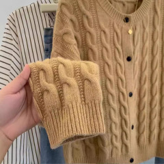 秋冬の新型の厚い麻花のカシミヤのカーディガンの女性の短い純色のゆったりした怠惰なセーターのニットのセーターのコート