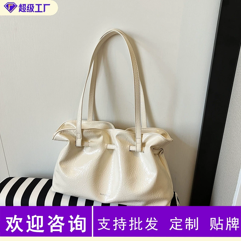 Сумка большой емкости женская летняя дикая 2025 новая повседневная нишевая сумка с одним плечом и подмышками