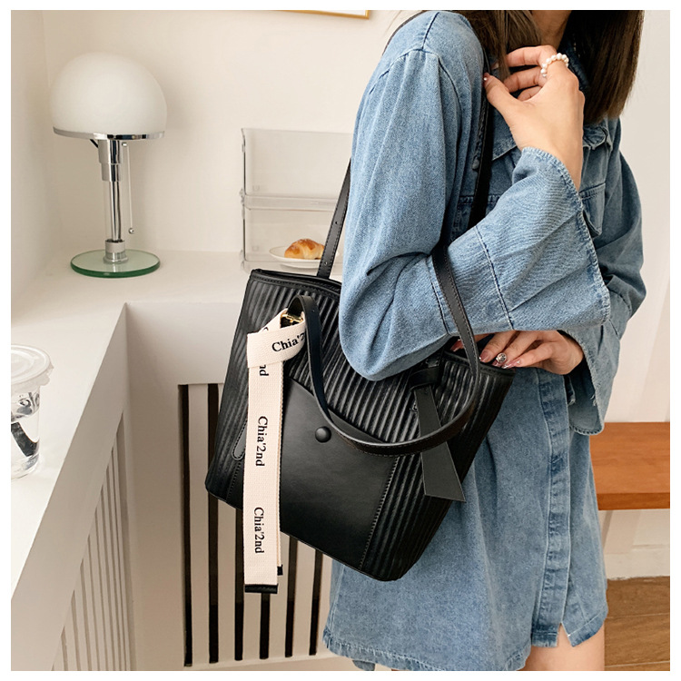 Women's Basic Fashion Solid Color Pleated Soft Surface Bucket Type Zipper Shoulder Bag Tote Bag Pu Leather Shoulder Bags display picture 4