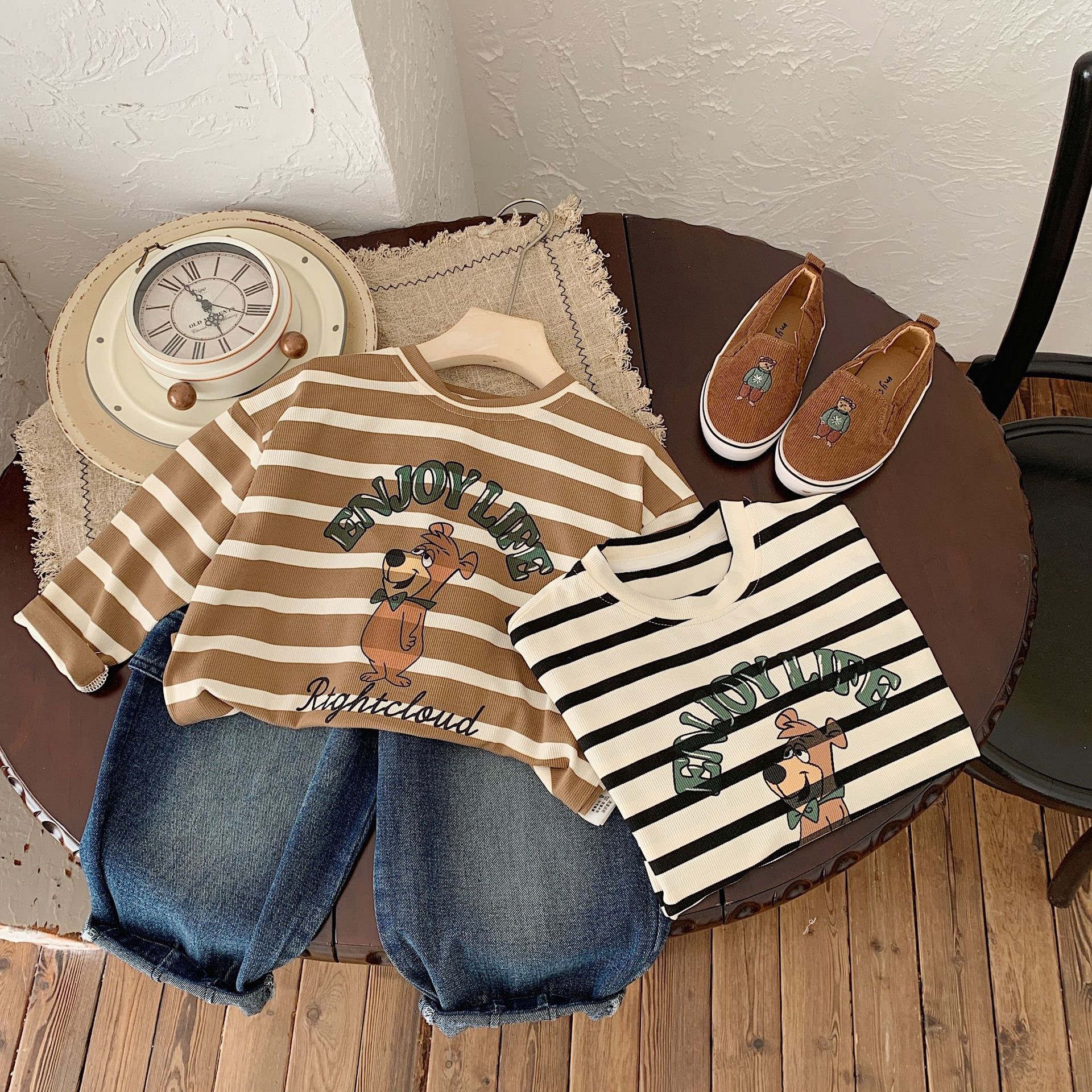 Camisola de manga comprida às riscas com estampado de urso_voghion.com