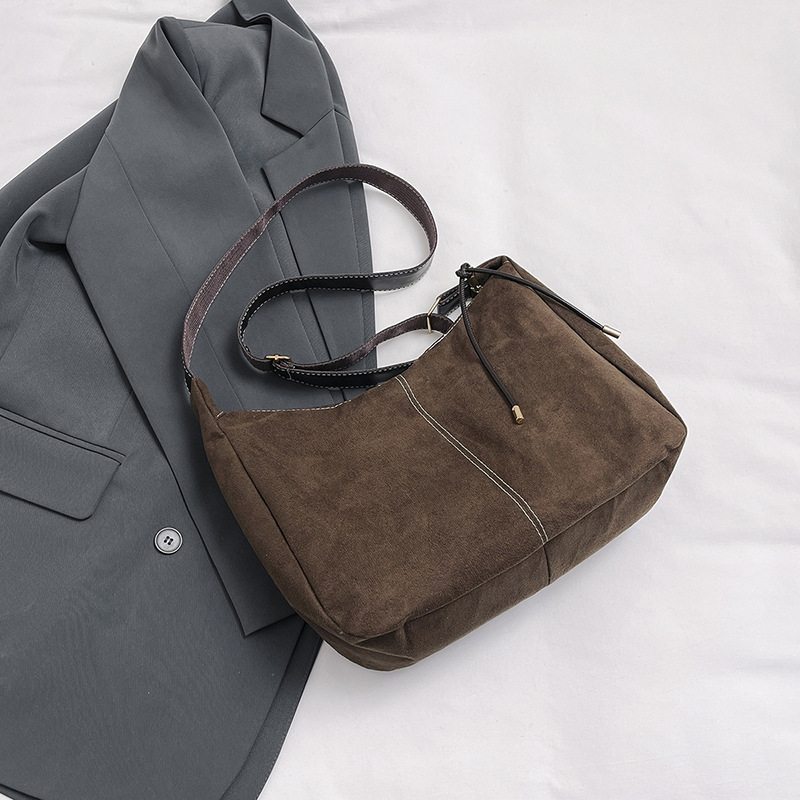 Bolsa grande simple para mujeres otoño y invierno 2024 nueva bolsa de hombro de gran capacidad de viento perezoso de viaje oblicuo bolso de moda