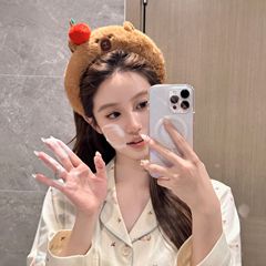 かわいい毛虫のカビバラの女性の顔を洗って化粧します。