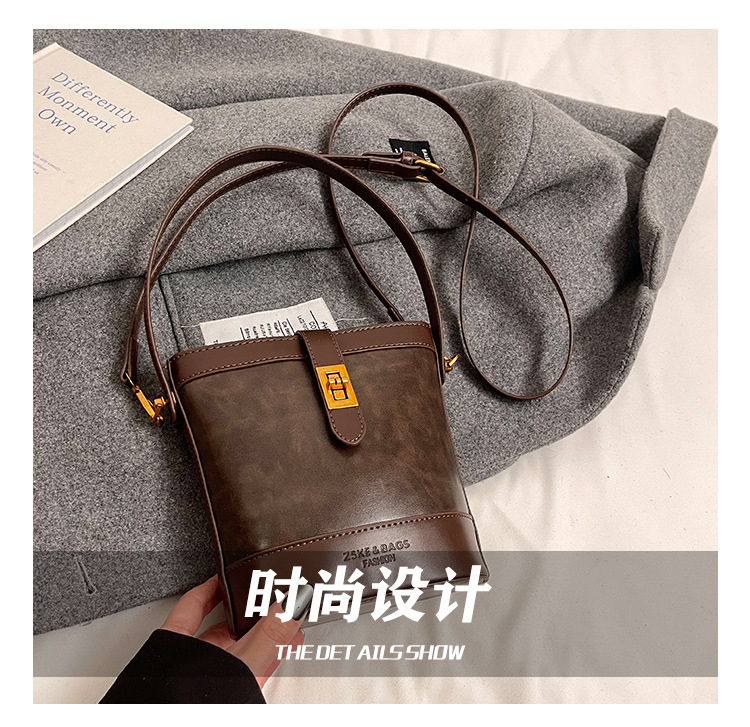 A retro color-blocking and textured hand-held bucket bag for women, a new 2024 trendy and fashionable small bag, a crossbody bag undefined