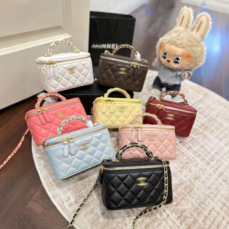 Chanel-Style Early Spring Makeup Bag with Quilted Pattern, Chain Shoulder Strap, Crossbody Box Bag for Women, Mini Makeup Bag