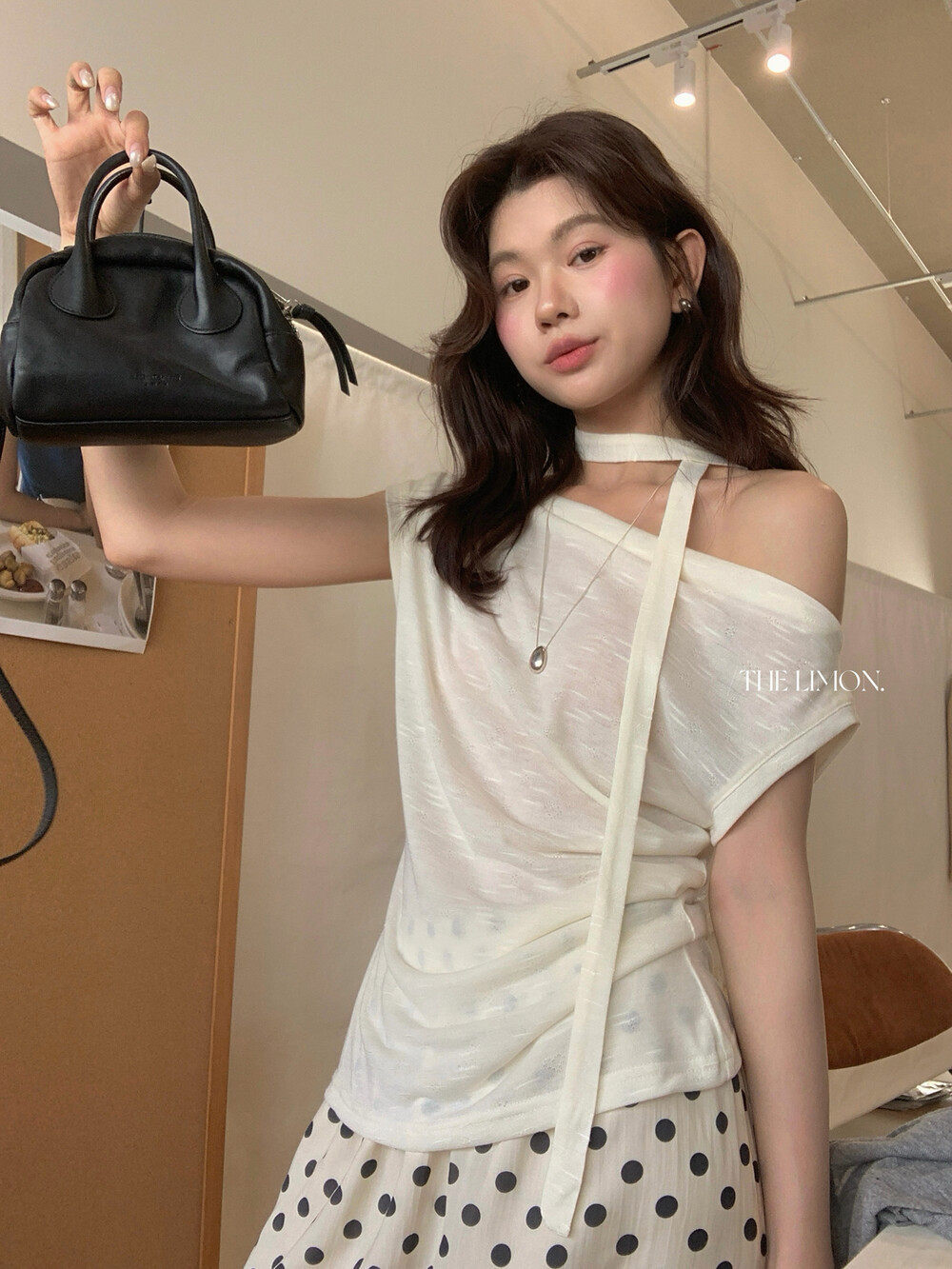 Áo thun nữ thiết kế cổ yếm dây rút eo, tay ngắn, phối dây buộc vai, form ôm nhẹ — màu đen, trắng ngà, Bột cam, màu xám chi tiết 24