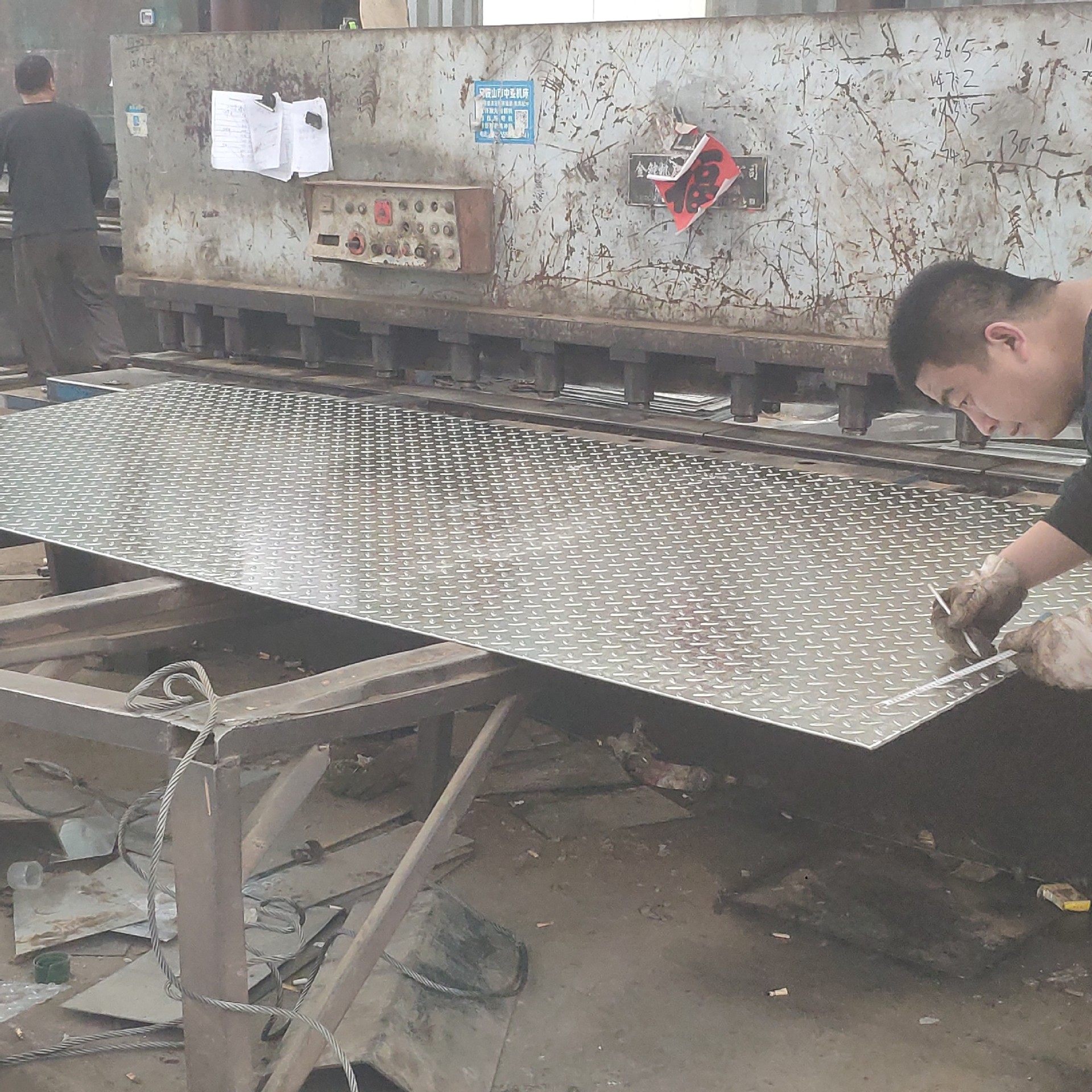 HQ235B花纹板 无锡 4.25*1250 热轧花纹板 防滑钢板 花纹板