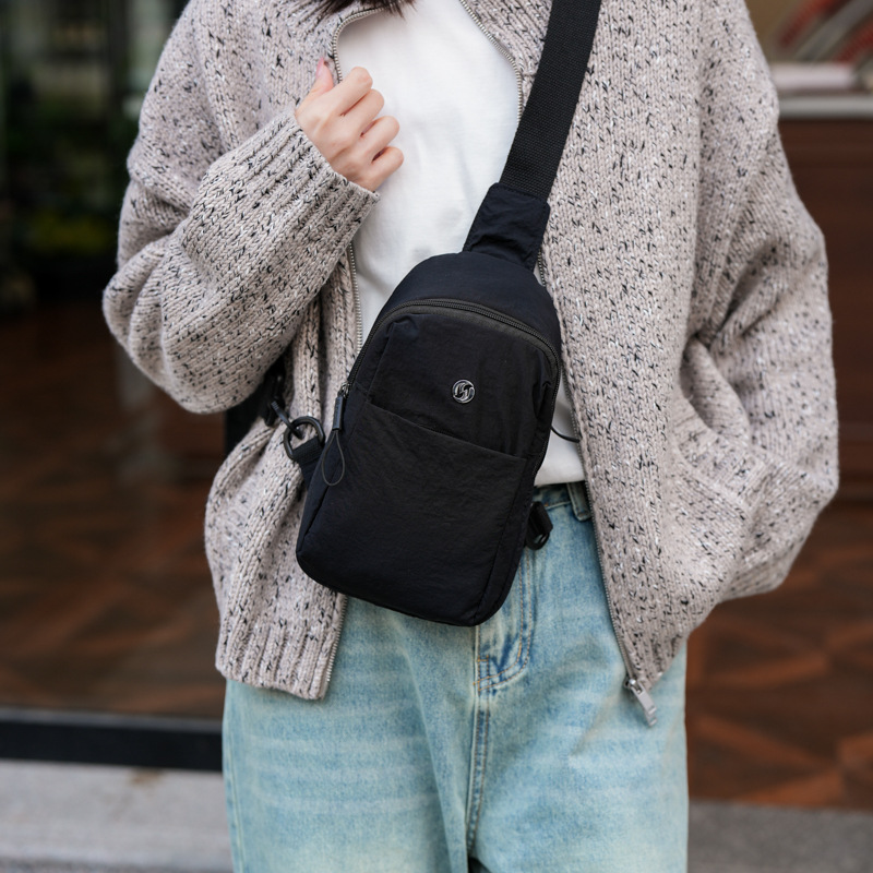 Bolso de pecho de moda para mujeres 2024 invierno nuevo tipo de bolso de mochila ligero de moda transfronteriza mochila deportiva pequeña bolsa de tramo inclinada