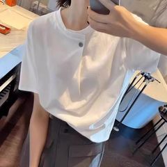 純綿の肩の一粒は白い半袖のtシャツの女性の夏の2025年の新型のゆったりしている怠惰な風の半袖の上着を掛けます。