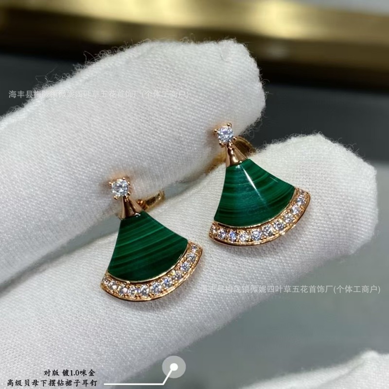 V ゴールド スカート シェイプ イヤリング レディース 18K ローズゴールドメッキ ダイヤモンドとマザーオブパール カーネリアン シェイプ イヤリング|undefined