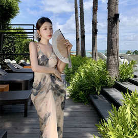 新中式国风水墨画吊带连衣裙女夏季海边度假气质修身显瘦V领长裙