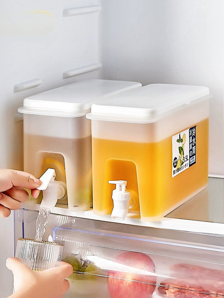 Специальный контейнер для льда для холодильника, используемый для холодных напитков, таких как сливовый суп, чай с лимонным молоком и кувшин для холодной воды.