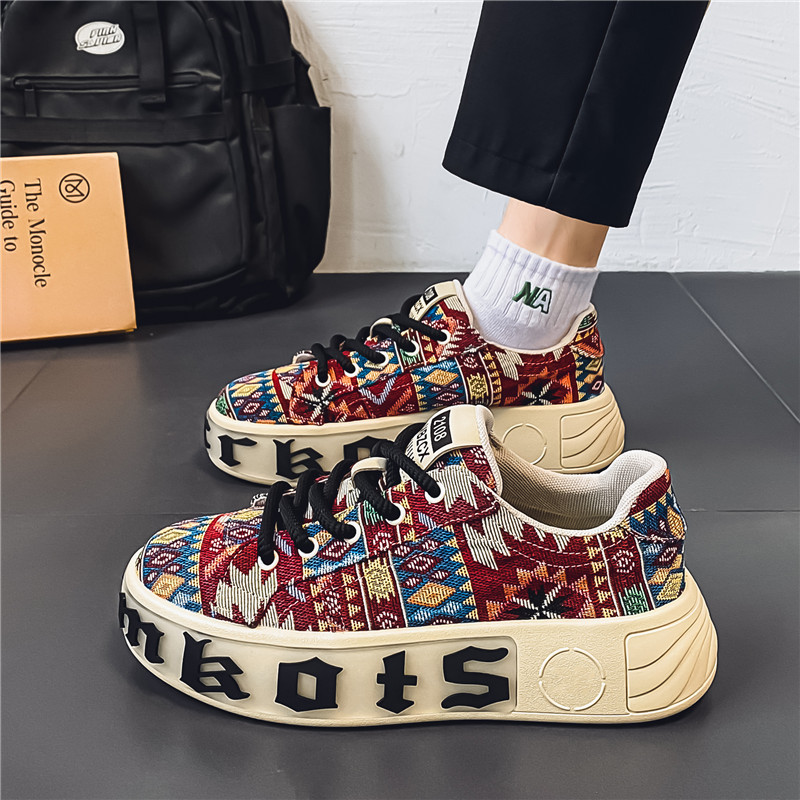 Paksu tallaga laud 2024. aasta uutele suvekingadele, mis on hingavad, kõrgust suurendavad ja libisemiskindlad ning sobivad meestele vabaaja ja isikupärased trendikad kingad._voghion.com