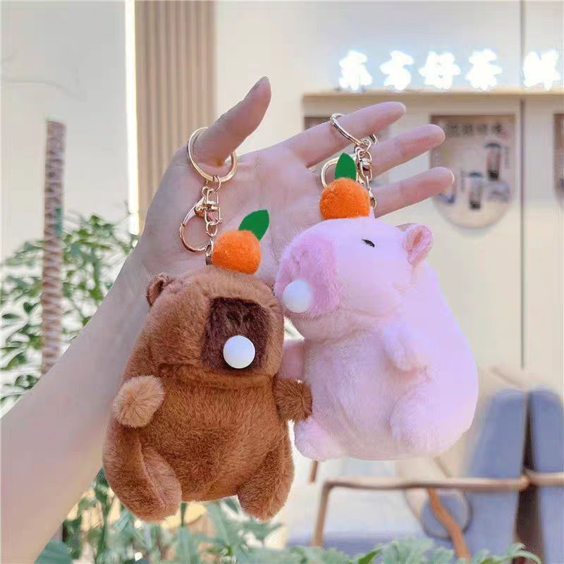 カピバラが泡を吐いて揺れる音が可愛いです。ぬいぐるみのキーホルダーを掛けます。|undefined