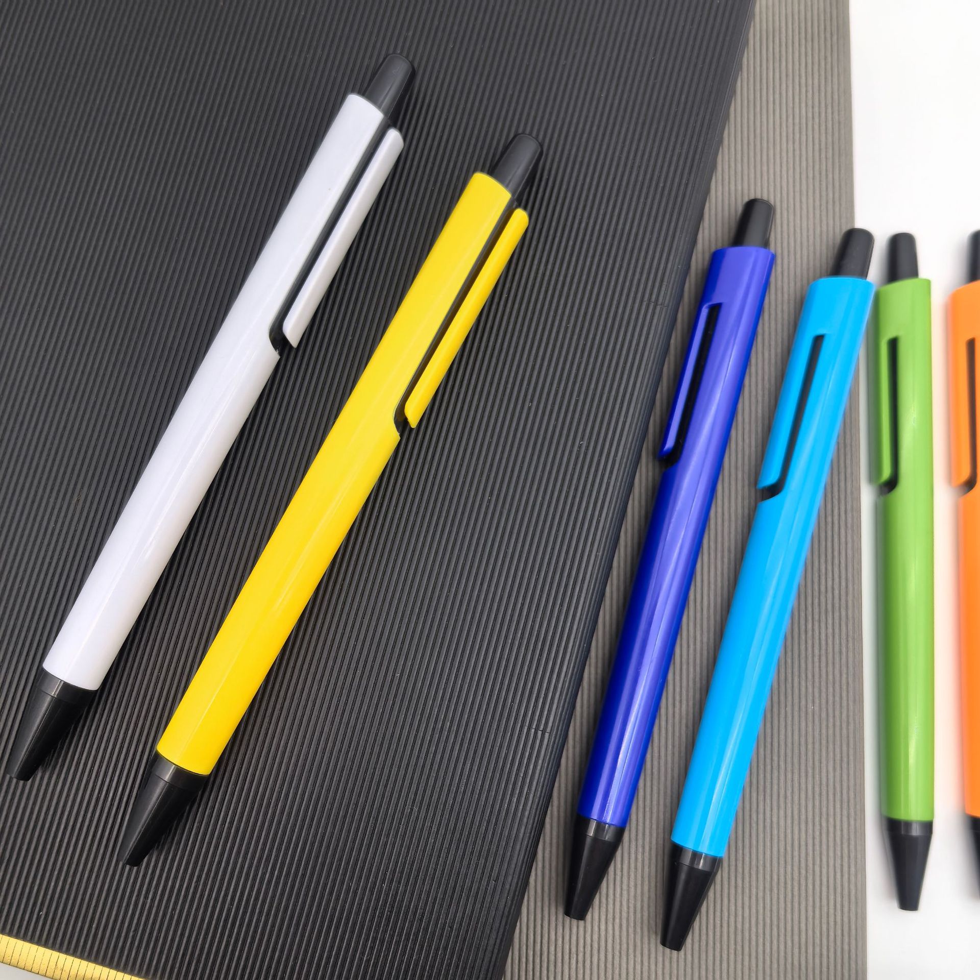 Presione bolígrafo de color para publicidad creativa bolígrafo de logotipo imprimible bolígrafo de publicidad promocional bolígrafo de regalo al por mayor